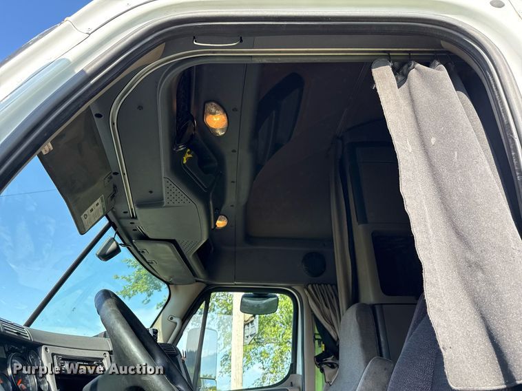 image for item HI9284 2016 Freightliner Cascadia 125 semi truck