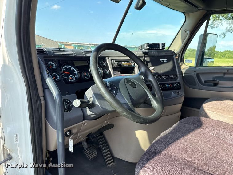 image for item HI9284 2016 Freightliner Cascadia 125 semi truck