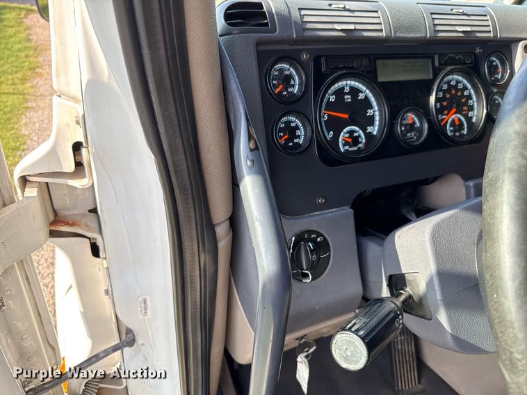 image for item HI9284 2016 Freightliner Cascadia 125 semi truck