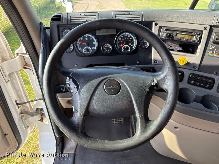 image for item HI9284 2016 Freightliner Cascadia 125 semi truck