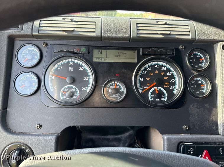 image for item HI9284 2016 Freightliner Cascadia 125 semi truck