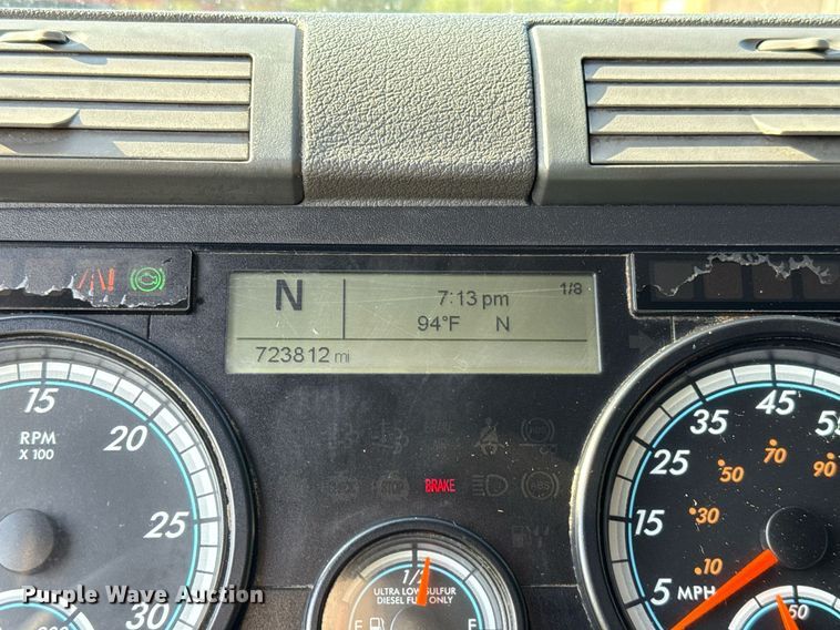 image for item HI9284 2016 Freightliner Cascadia 125 semi truck