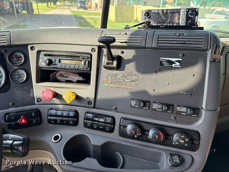 image for item HI9284 2016 Freightliner Cascadia 125 semi truck