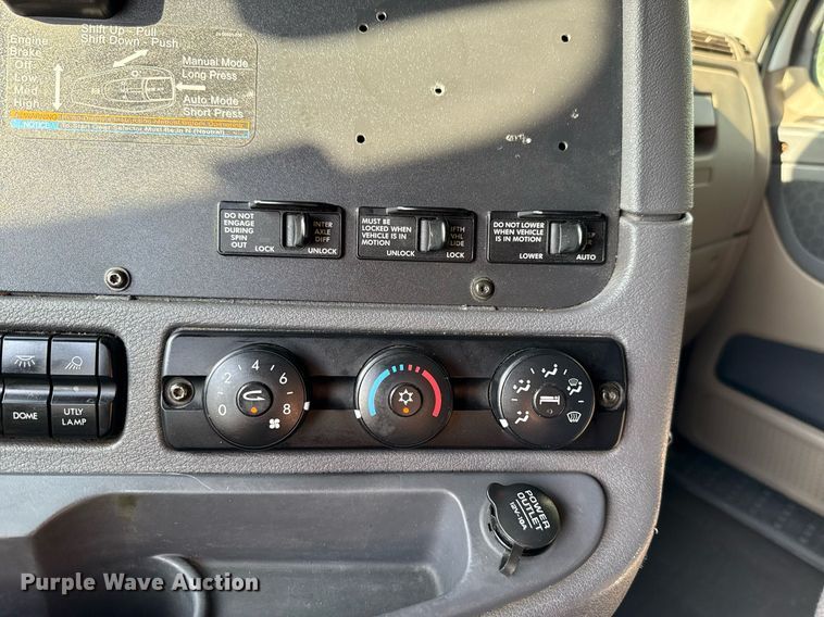 image for item HI9284 2016 Freightliner Cascadia 125 semi truck