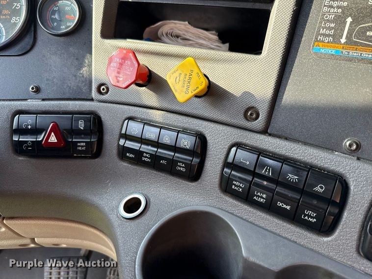 image for item HI9284 2016 Freightliner Cascadia 125 semi truck