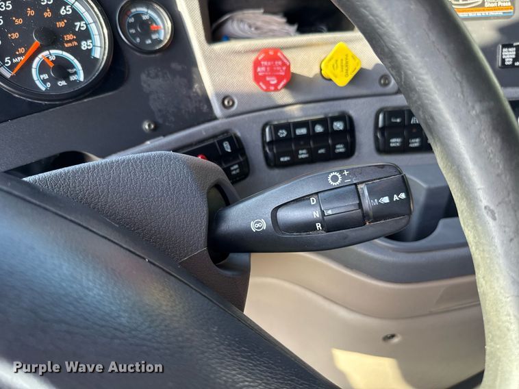 image for item HI9284 2016 Freightliner Cascadia 125 semi truck