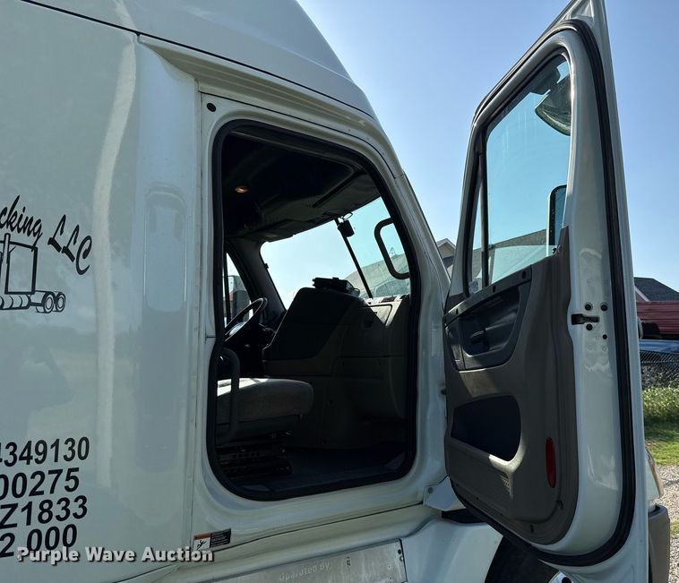 image for item HI9284 2016 Freightliner Cascadia 125 semi truck