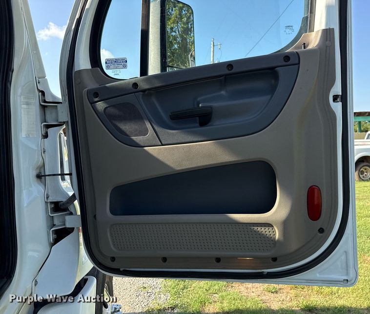 image for item HI9284 2016 Freightliner Cascadia 125 semi truck