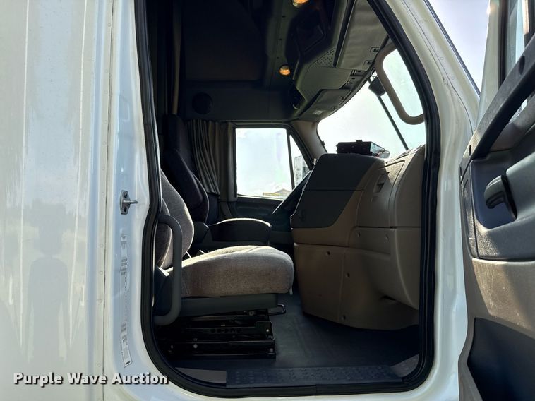 image for item HI9284 2016 Freightliner Cascadia 125 semi truck