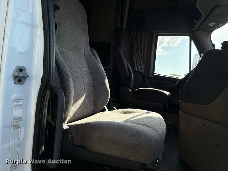 image for item HI9284 2016 Freightliner Cascadia 125 semi truck