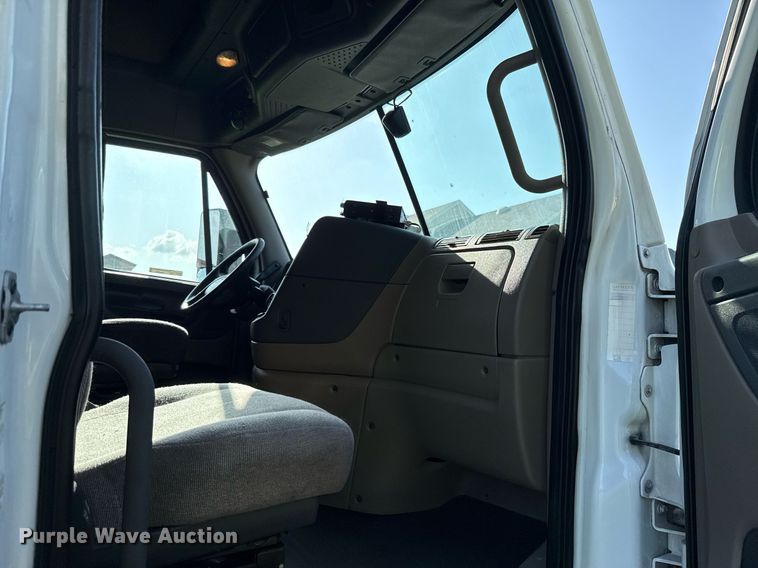 image for item HI9284 2016 Freightliner Cascadia 125 semi truck