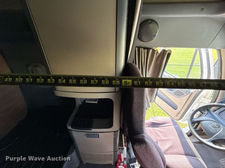 image for item HI9284 2016 Freightliner Cascadia 125 semi truck