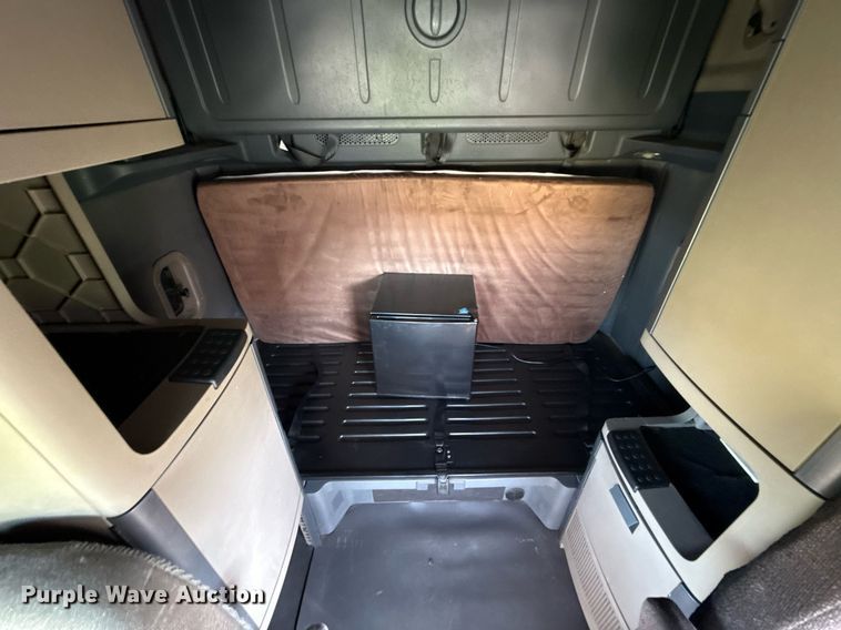 image for item HI9284 2016 Freightliner Cascadia 125 semi truck