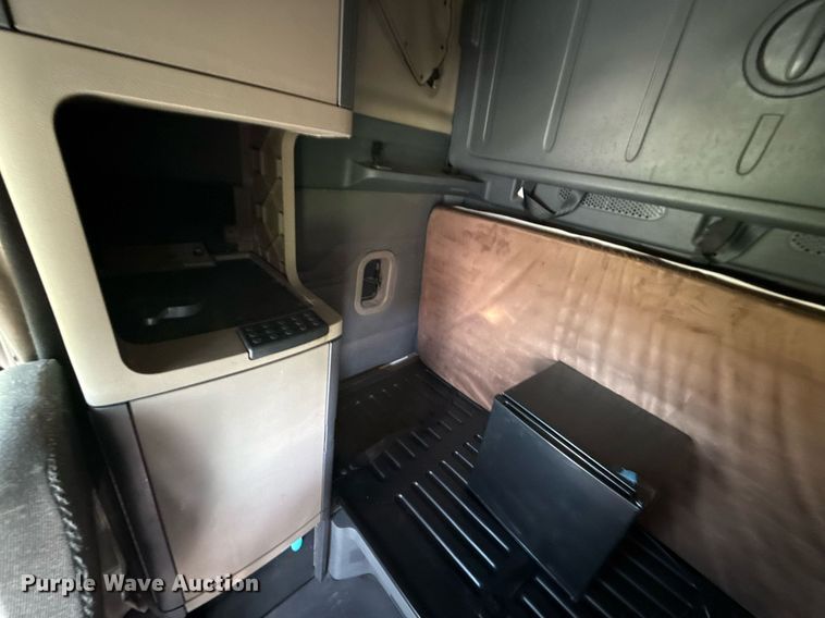 image for item HI9284 2016 Freightliner Cascadia 125 semi truck