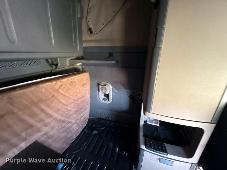 image for item HI9284 2016 Freightliner Cascadia 125 semi truck