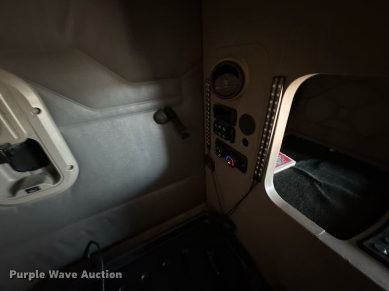 image for item HI9284 2016 Freightliner Cascadia 125 semi truck