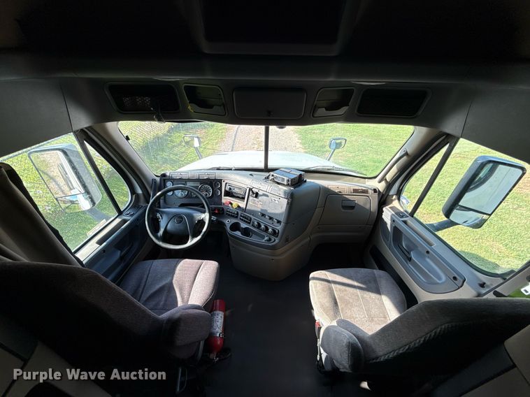 image for item HI9284 2016 Freightliner Cascadia 125 semi truck