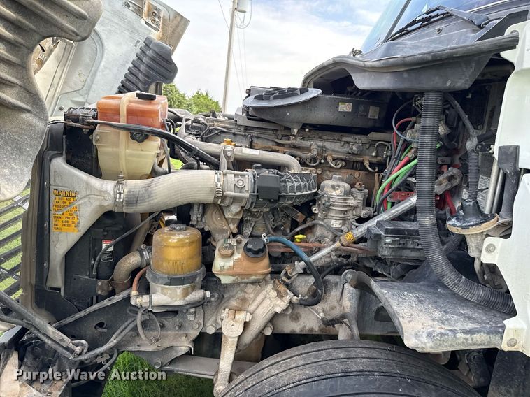 image for item HI9284 2016 Freightliner Cascadia 125 semi truck