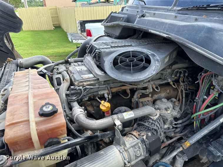 image for item HI9284 2016 Freightliner Cascadia 125 semi truck