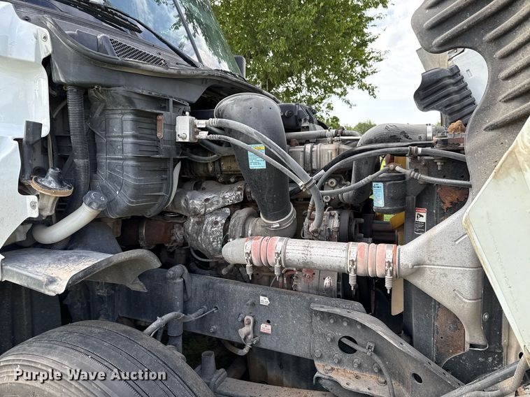 image for item HI9284 2016 Freightliner Cascadia 125 semi truck