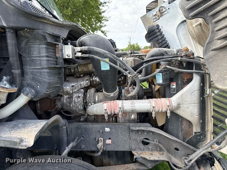 image for item HI9284 2016 Freightliner Cascadia 125 semi truck