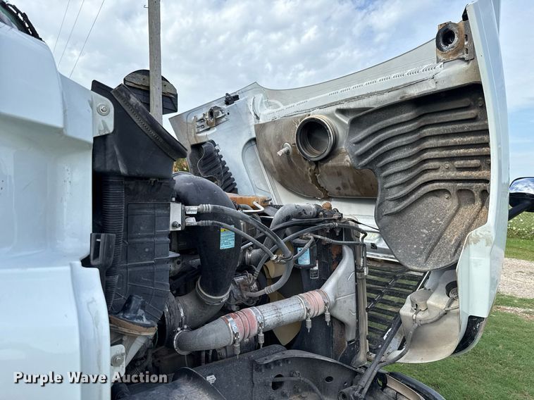 image for item HI9284 2016 Freightliner Cascadia 125 semi truck