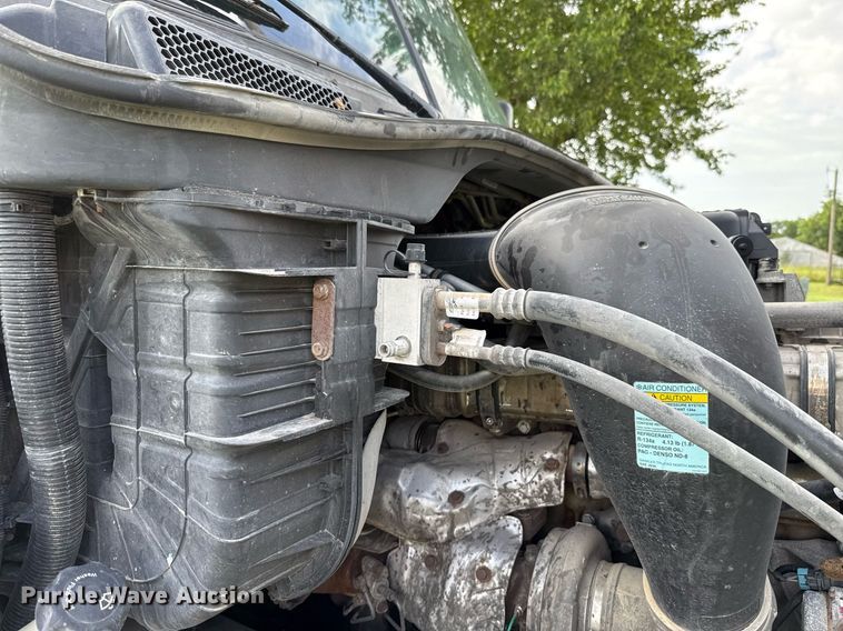 image for item HI9284 2016 Freightliner Cascadia 125 semi truck