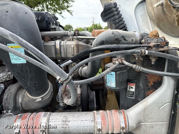 image for item HI9284 2016 Freightliner Cascadia 125 semi truck