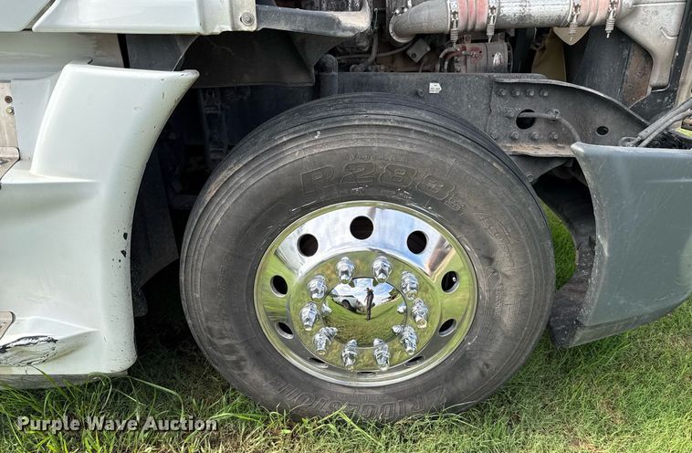 image for item HI9284 2016 Freightliner Cascadia 125 semi truck