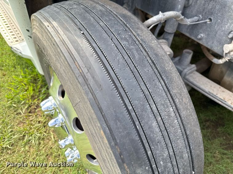 image for item HI9284 2016 Freightliner Cascadia 125 semi truck