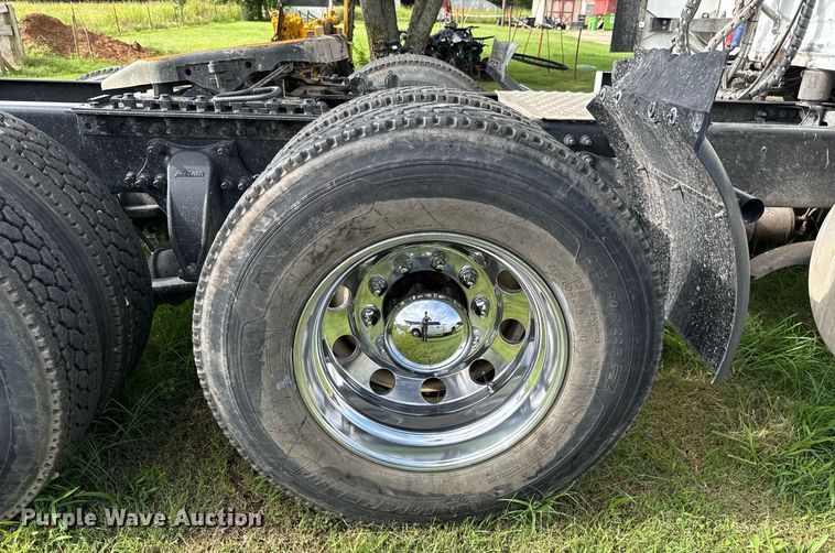 image for item HI9284 2016 Freightliner Cascadia 125 semi truck