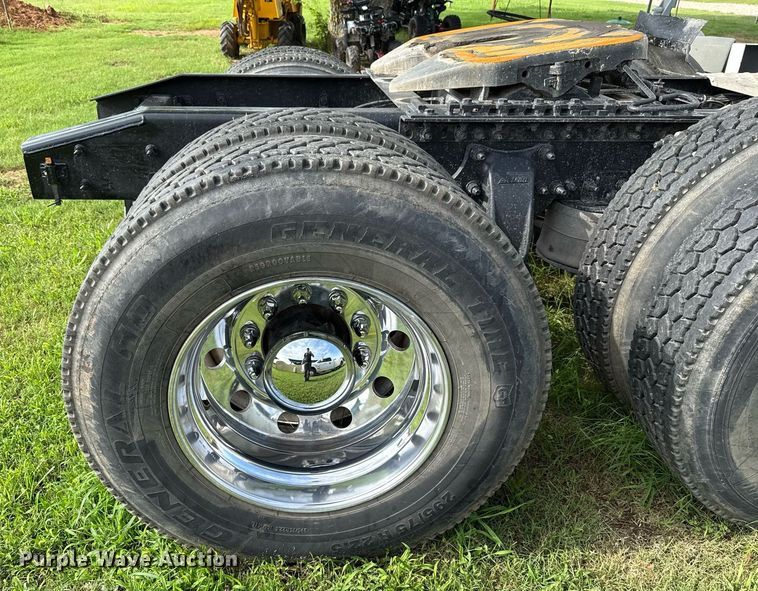 image for item HI9284 2016 Freightliner Cascadia 125 semi truck