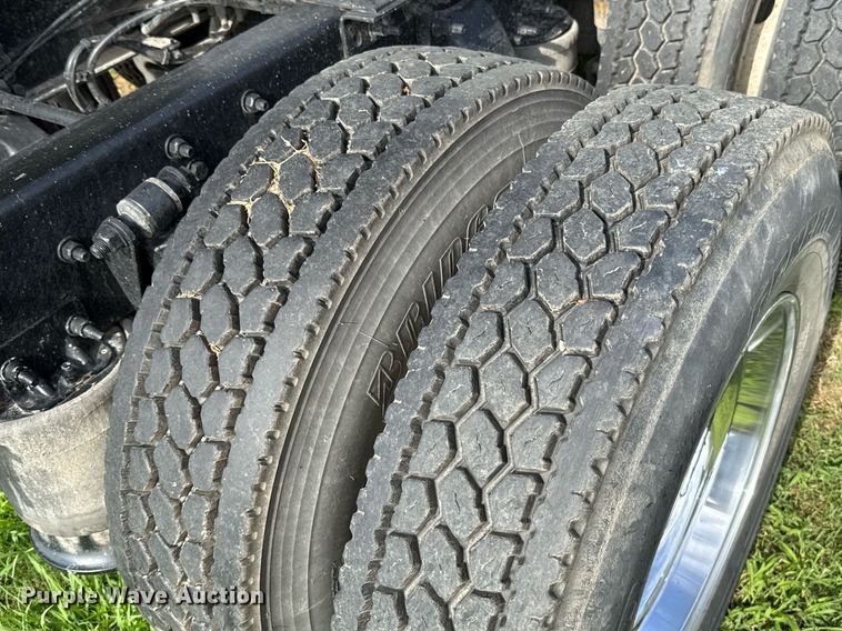 image for item HI9284 2016 Freightliner Cascadia 125 semi truck