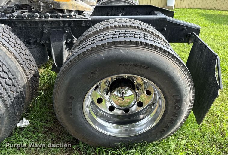 image for item HI9284 2016 Freightliner Cascadia 125 semi truck