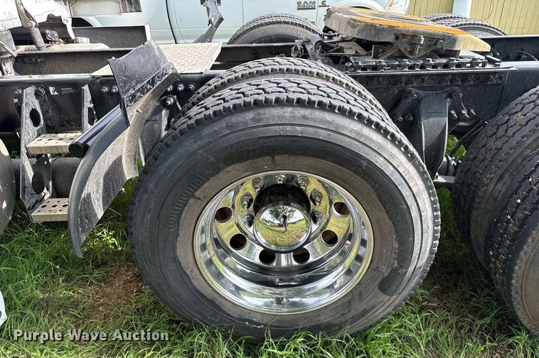 image for item HI9284 2016 Freightliner Cascadia 125 semi truck