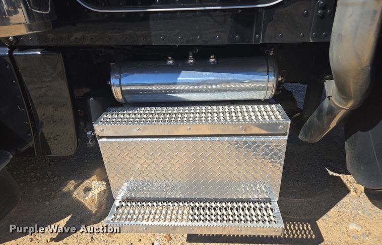 image for item YA0292 2020 Peterbilt 389 semi truck