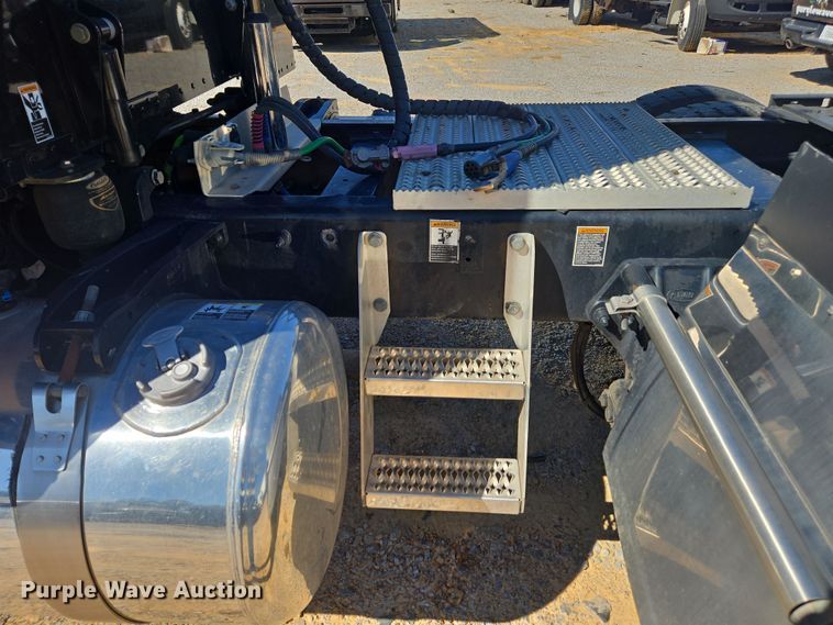 image for item YA0292 2020 Peterbilt 389 semi truck