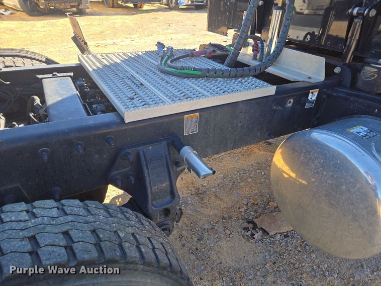 image for item YA0292 2020 Peterbilt 389 semi truck