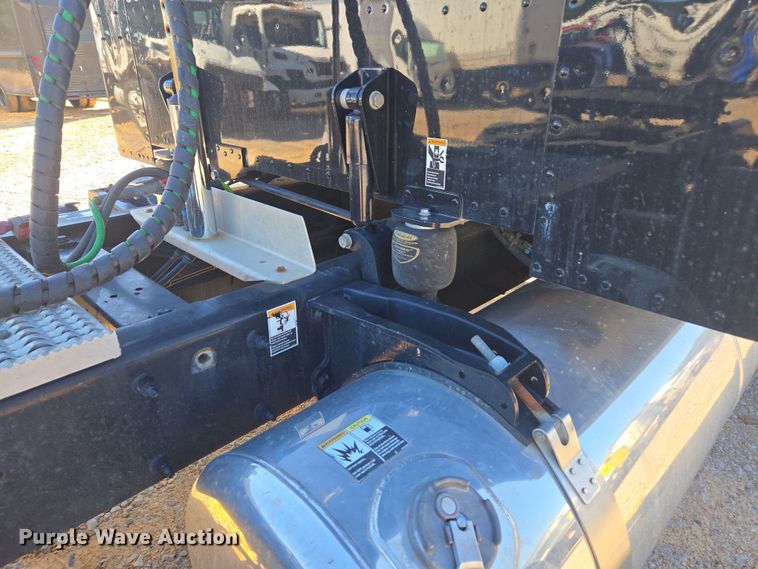 image for item YA0292 2020 Peterbilt 389 semi truck