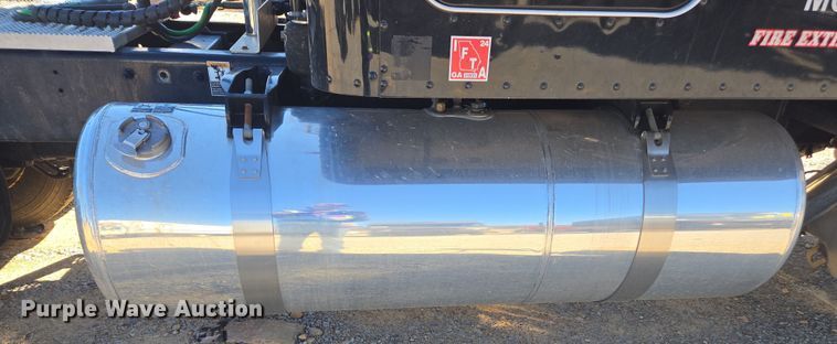 image for item YA0292 2020 Peterbilt 389 semi truck