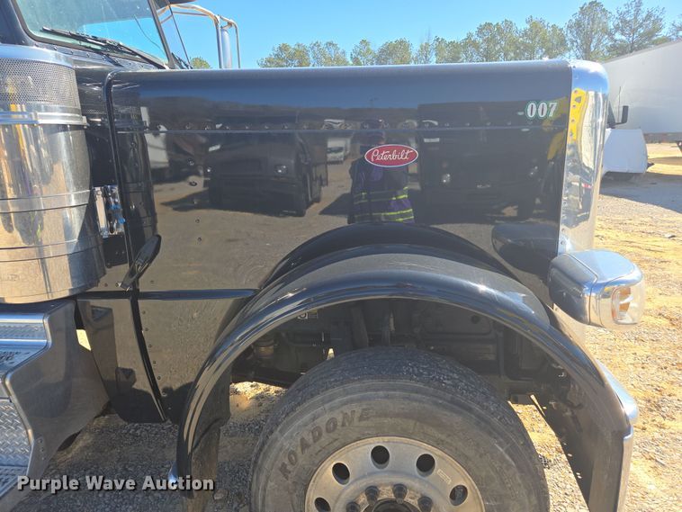 image for item YA0292 2020 Peterbilt 389 semi truck