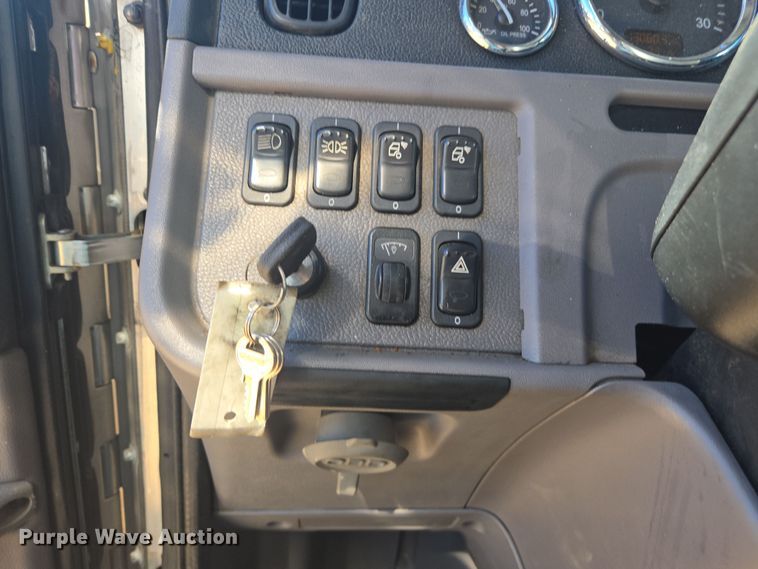 image for item YA0292 2020 Peterbilt 389 semi truck