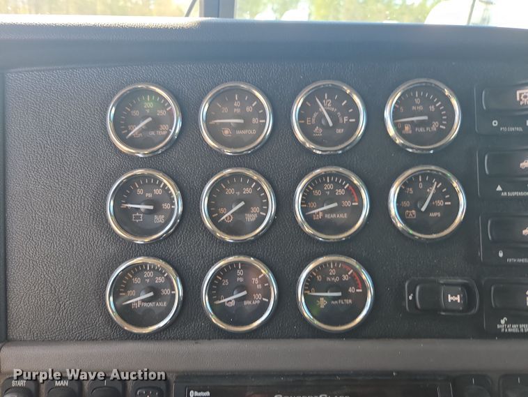 image for item YA0292 2020 Peterbilt 389 semi truck