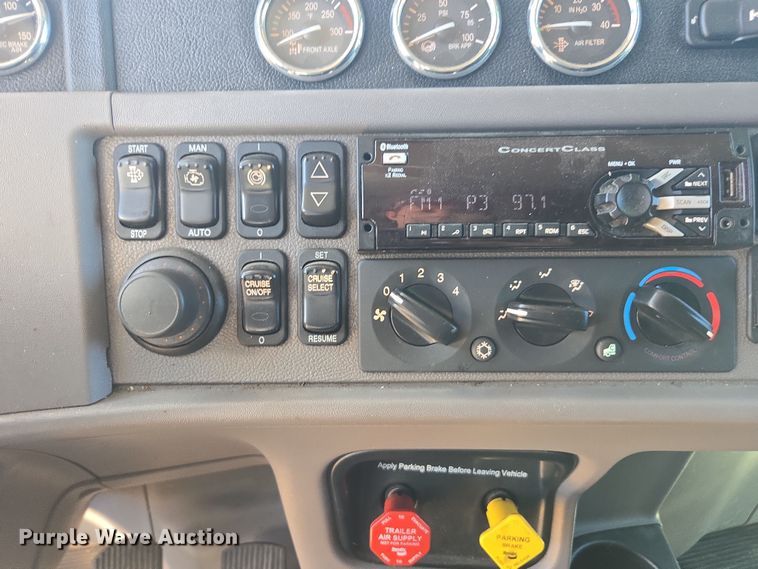 image for item YA0292 2020 Peterbilt 389 semi truck