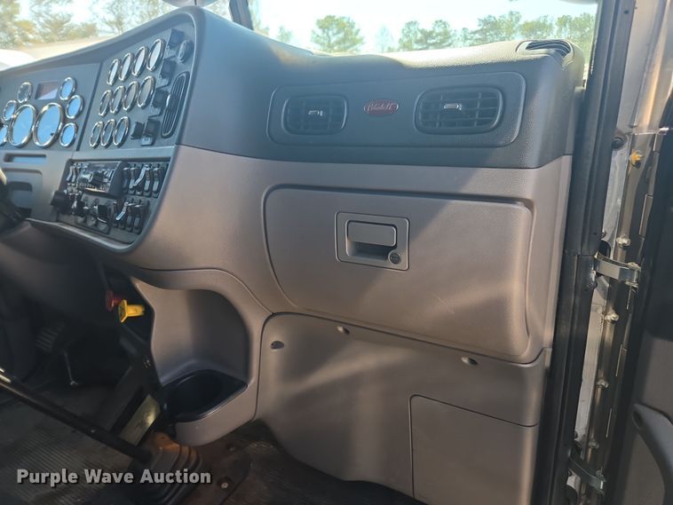 image for item YA0292 2020 Peterbilt 389 semi truck