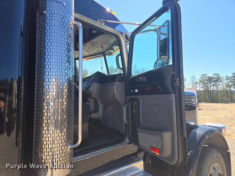 image for item YA0292 2020 Peterbilt 389 semi truck