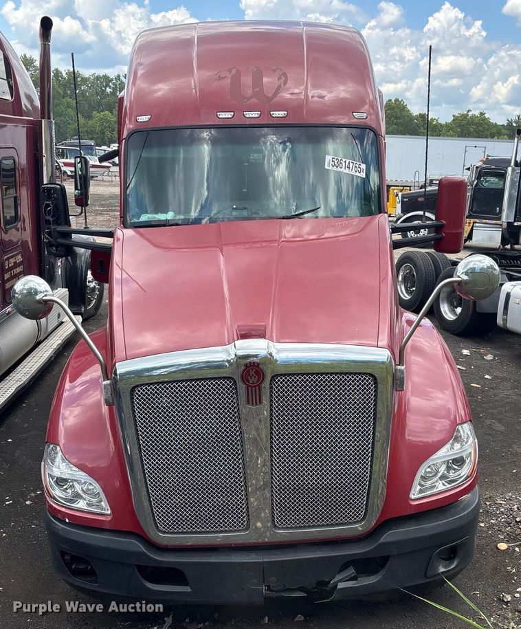 image for item YA0507 2015 Kenworth T680 semi truck
