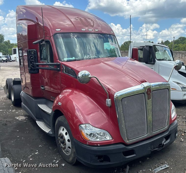 image for item YA0507 2015 Kenworth T680 semi truck