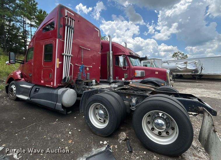 image for item YA0507 2015 Kenworth T680 semi truck