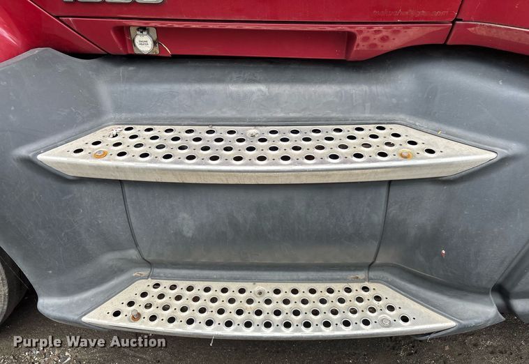 image for item YA0507 2015 Kenworth T680 semi truck